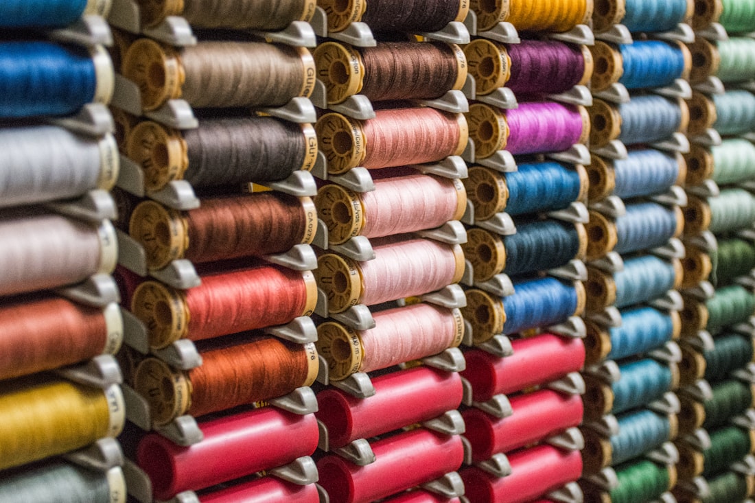 Parede de carretéis de linha em várias cores